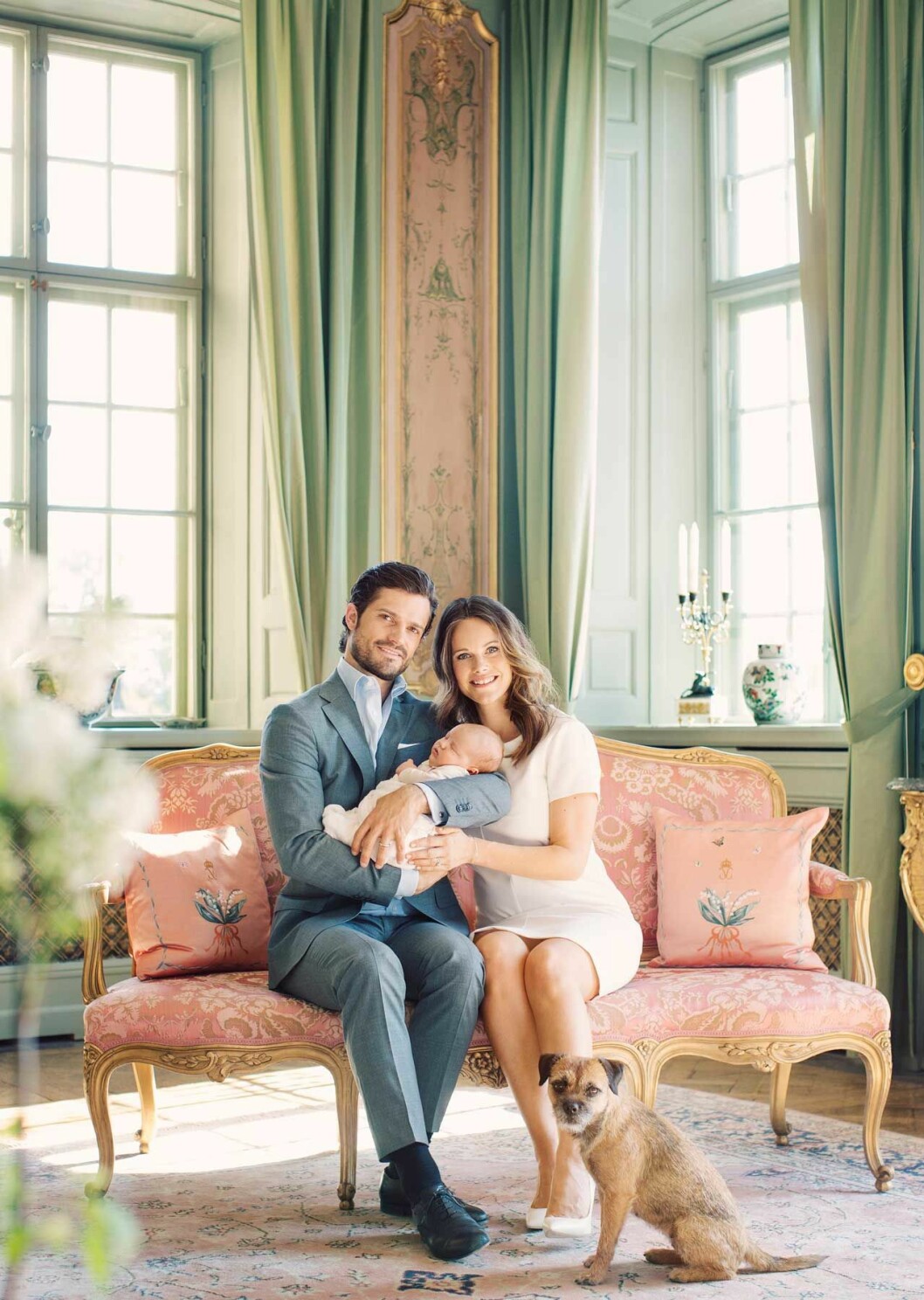 Eftersom det är ett hörnrum faller ljuset in extra vackert. Inte konstigt att prins Carl Philip och Sofia har tagit flera av sina officiella familjefoton just här. Carl Philip och Sofia i soffan i ett av hörnrummen på Drottningholms slott.