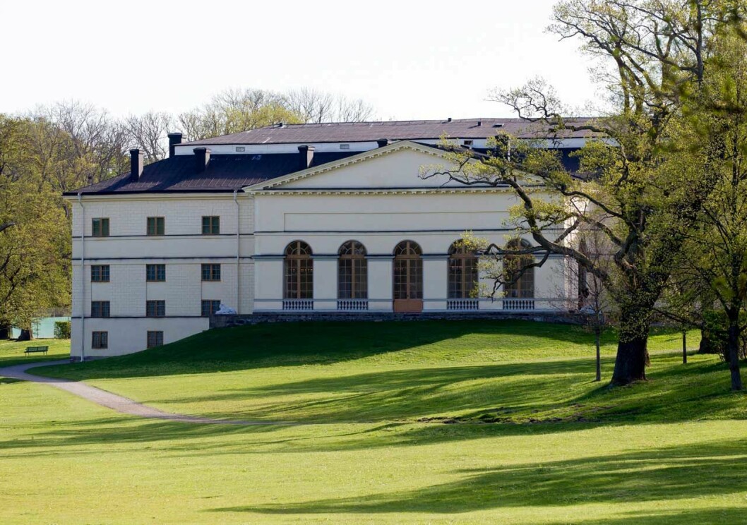 Fortsätter man i parken, bakom Drottningholms slottsteater här, så kommer man till Ormholmen där alla hundar får springa lösa. Fortsätter man i parken, bakom Drottningholms slottsteater här, så kommer man till Ormholmen där alla hundar får springa lösa.