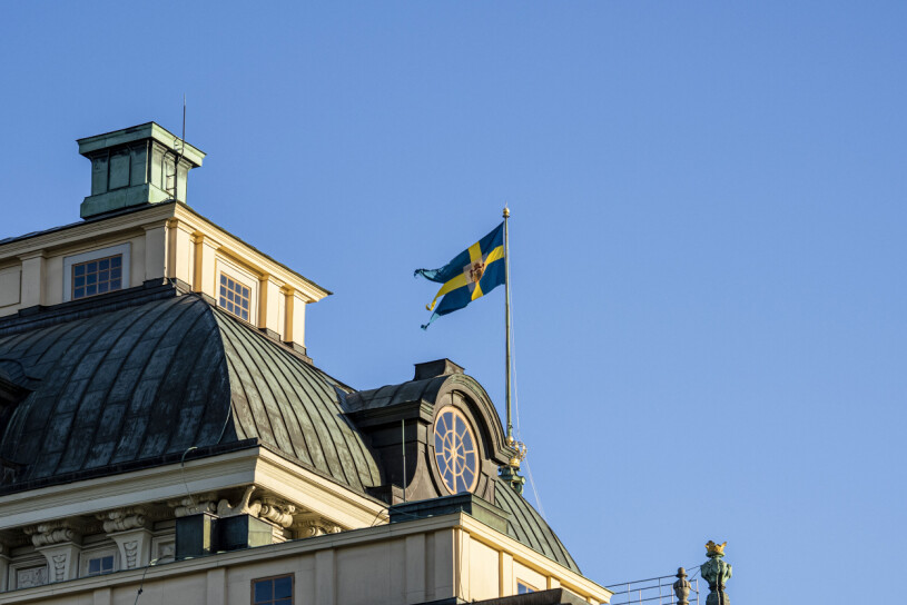 Fyrduksflaggan är hissad vid Drottningholms slott, vilket visar att kungen fullföljer sina plikter. Fyrduksflaggan är hissad vid Drottningholms slott, vilket visar att kungen fullföljer sina plikter.