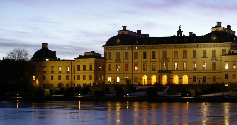 Nu har kungen och drottningen isolerat sig på Drottningholm. Drottningholms slott