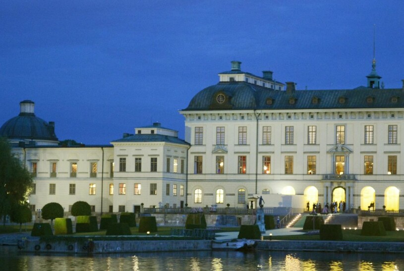 Kungen och drottningen är fortfarande kvar på Drottningholm, där olyckan inträffade förra måndagen. Drottningholms slott Drottningholm Kungaparets privata våning