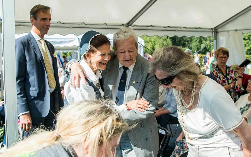 Drottning Silvia är noga med att alla hon möter ska känna sig sedda. Trots ett pressat schema har hon alltid tid för en pratstund eller kram. herman lindqvist drottning silvia