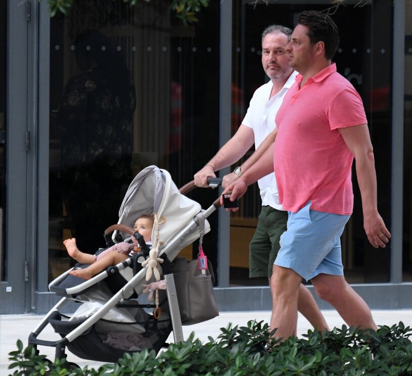 Vem är vem? Chris och Dag rullar barnvagn utanför jättelika shoppingcentret Brickell City Center i Miami, Florida. Chris O’Neill Dag Werner Prinsessan Adrienne