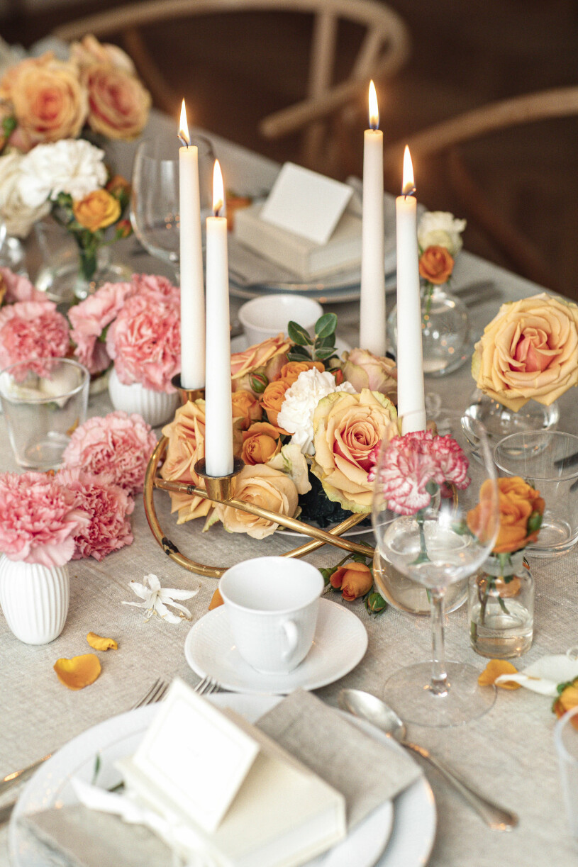 Dukning med inspiration från Ebbas Nobel-favoritår 2014, färgerna går i orange och rosa.