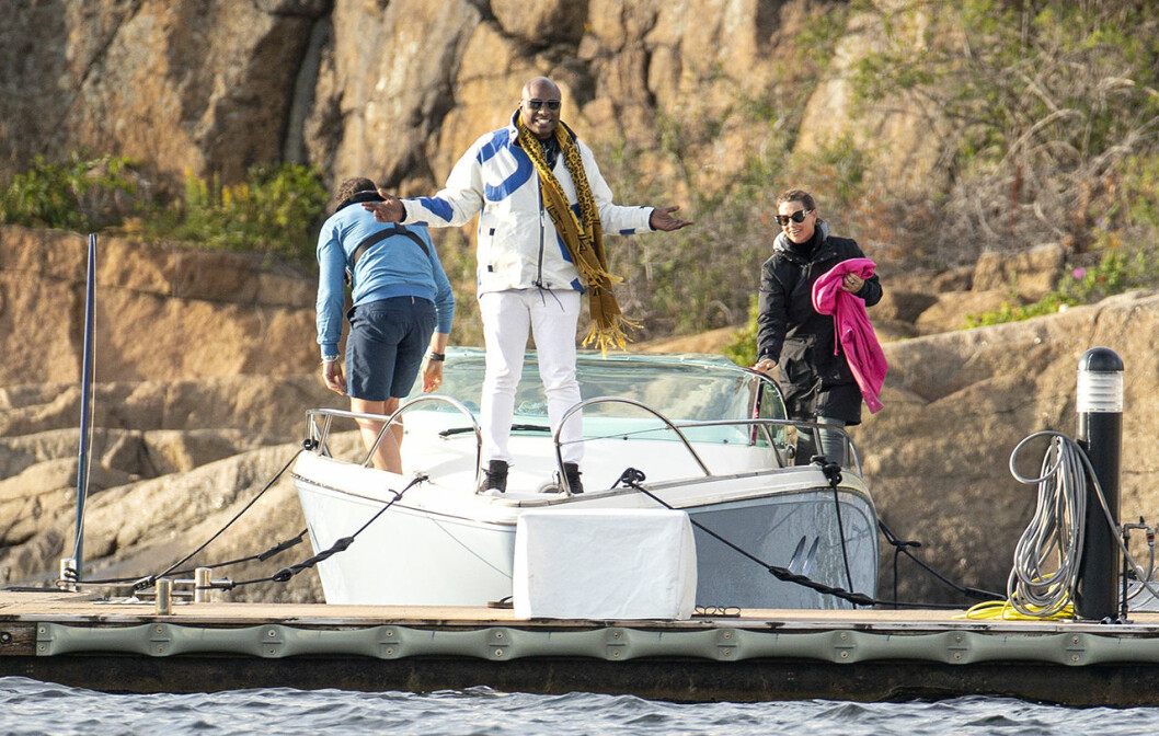 I somras syntes Durek Verrett på en båttur tillsammans med den norska kungafamiljen. Durek Verret, Märtha Louise, Haakon