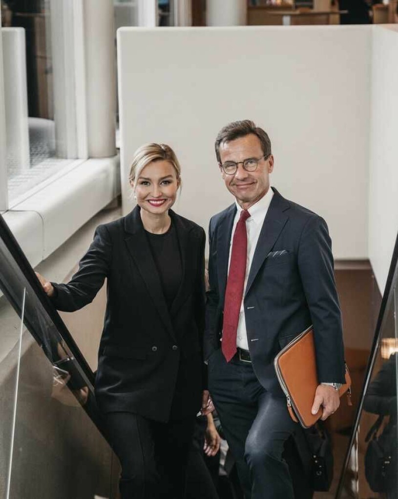 Om man zoomar ut förstår man plötsligt... Foto: Moderaterna Ebba Busch och Ulf Kristersson i rulltrappa