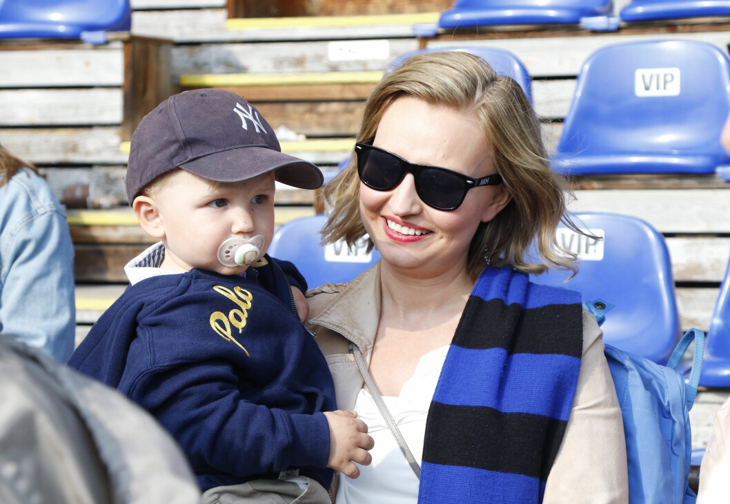 Ebba satt gärna på läktaren när Niklas spelade. Här med sonen Birger. Ebba Busch på läktaren under hennes make Niklas Thors fotbollsmatch med sonen Birger i famnen