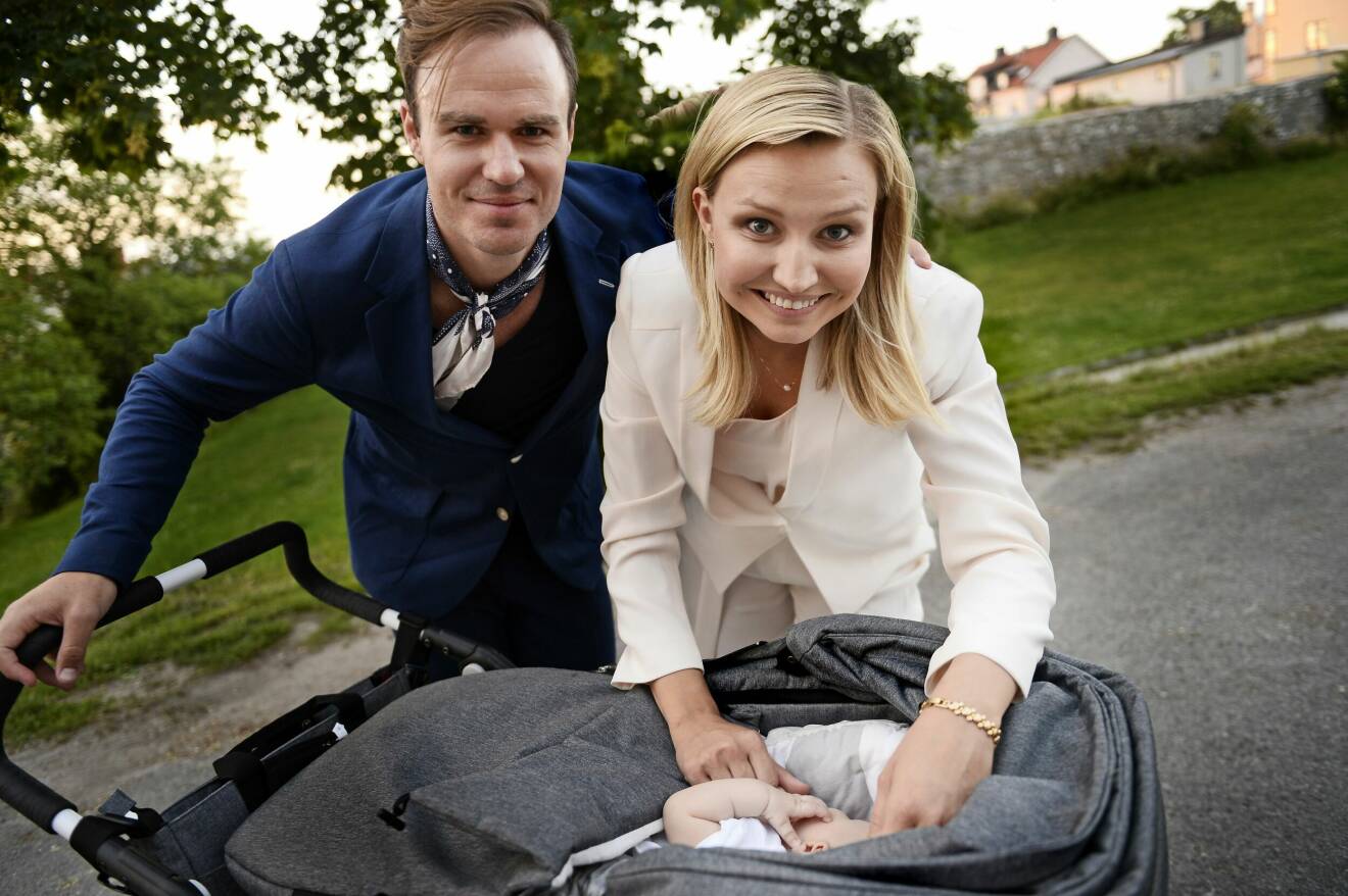 Niklas Thor och Ebba Busch med sonen Birger i en vagn