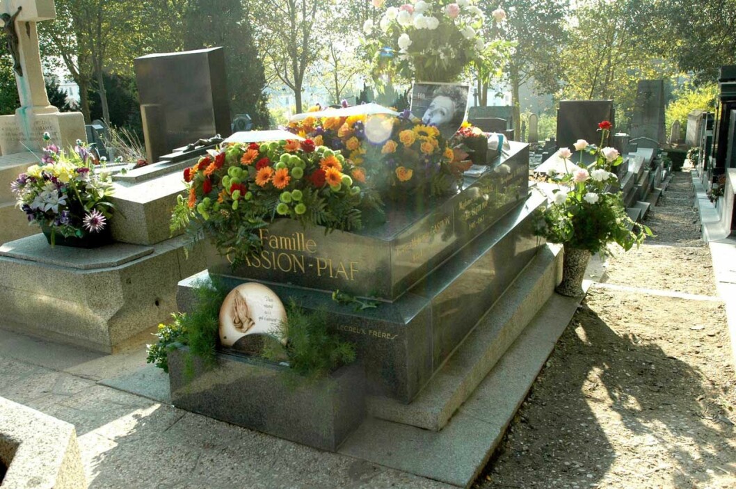 Här vilar den franska sångerskan Edith Piaf sedan 1963. Här vilar den franska sångerskan Edith Piaf sedan 1963.