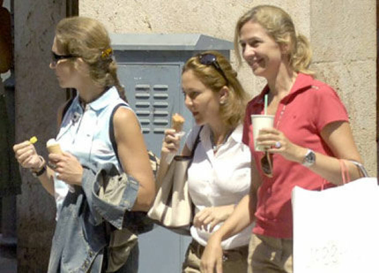 Prinsessystrarna i sommarvärmen på Mallorca - då är det gott med glass tycker Elena