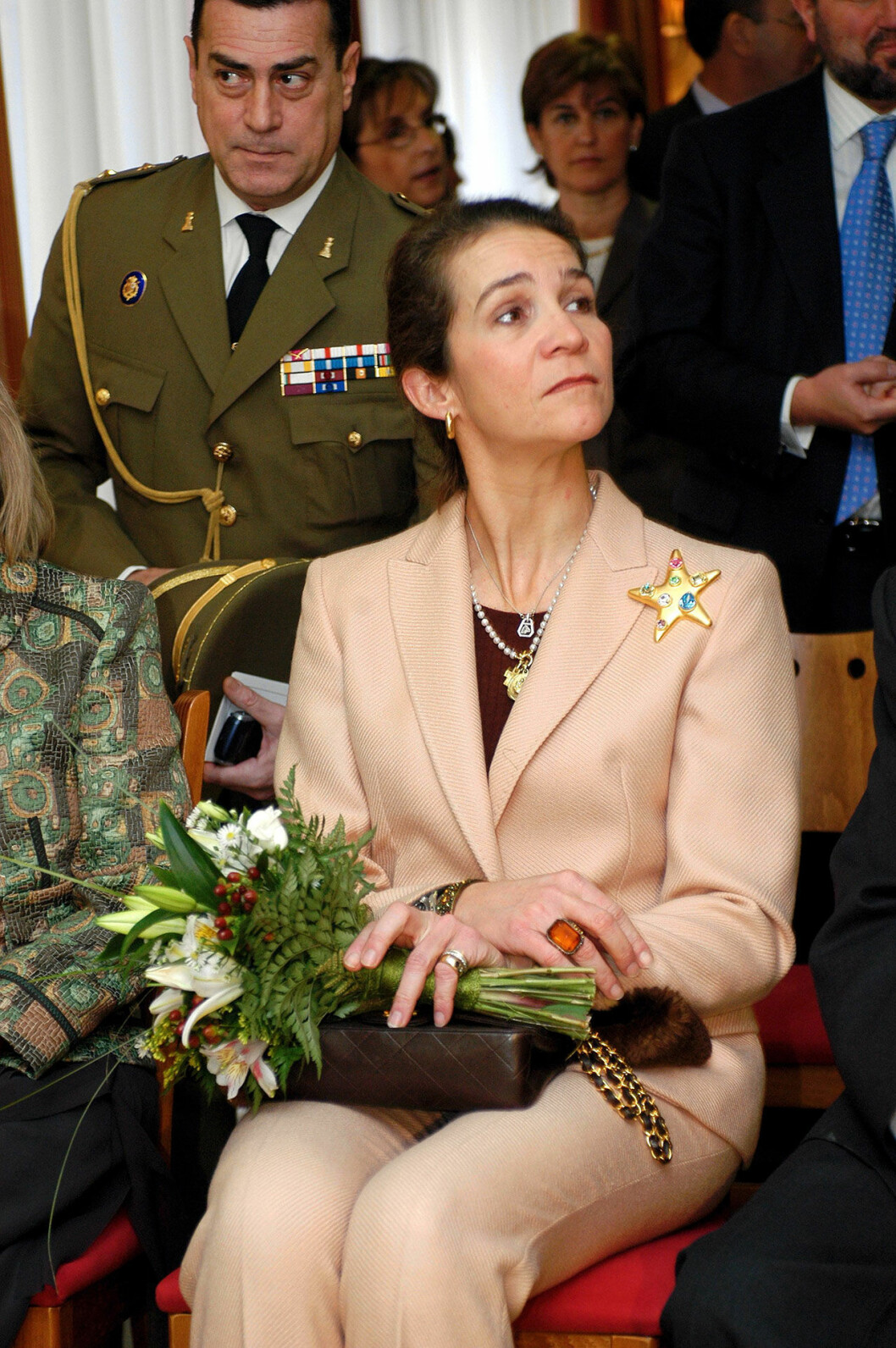 Elena i brosch