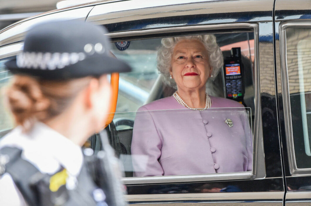 Drottning Elizabeth som vaxfigur utanför Lindo Wing i samband med Kates födsel.