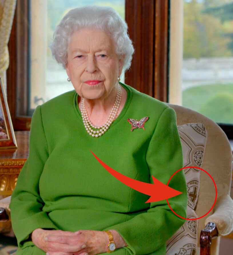 Elizabeth med stålblicken. Och hennes väl valda kudde. Drottning Elizabeth Kudde Budskap Windsor Castle