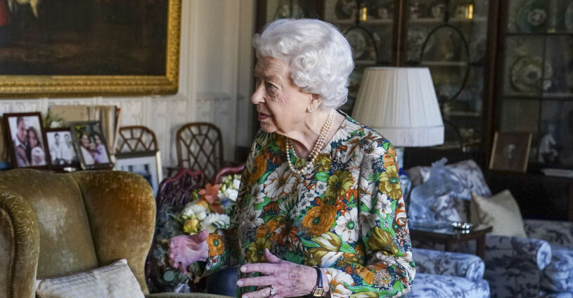 Drottningen bland sina väl insuttna fåtöljer. Drottning Elizabeth comeback efter ryggproblem