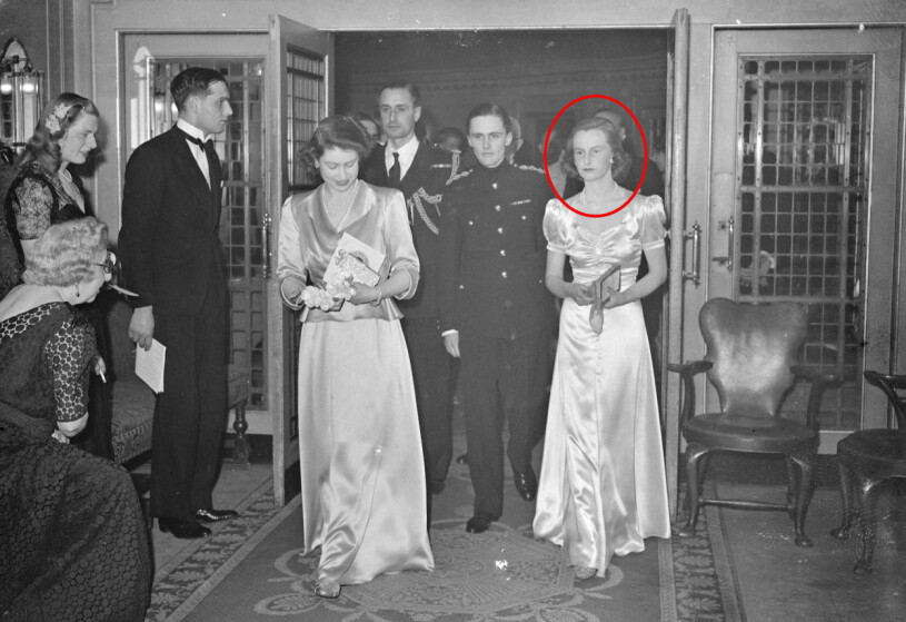 Drottning Elizabeth, 20, och Micky, 21, på bal i London 1946. Drottning Elizabeth som ung med sin väninna Lady Camilla Nevill, kallad Micky