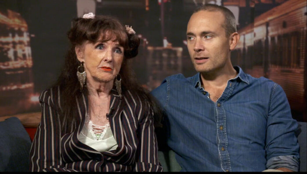 Mästarna från två tidigare säsonger återvänder i ”På spåret”. Elisabet Höglund och Jesper Rönndal får finna sig i att ha favorittryck. Bild. SVT Elisabet Höglund och Jesper Rönndal får finna sig i att ha favorittryck i På spåret