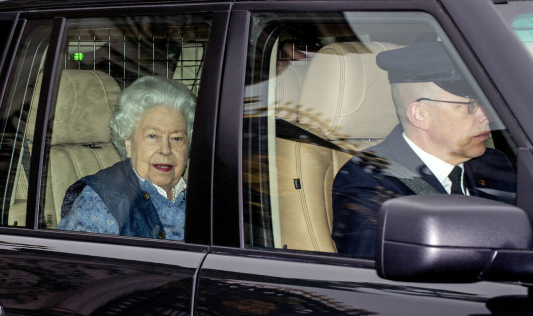 På väg in i isoleringen, den 19 mars. Drottning Elizabeth på väg till sin karantän på Windsor Castle.