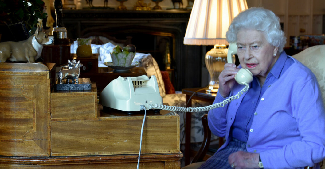 Sin veckoavstämning med premiärminister Boris Johnson har drottningen numera på telefon. Drottning Elizabeth i sin karantän på Windsor Castle.