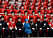 Drottning Elizabeth omgiven av färgglada miliärer.