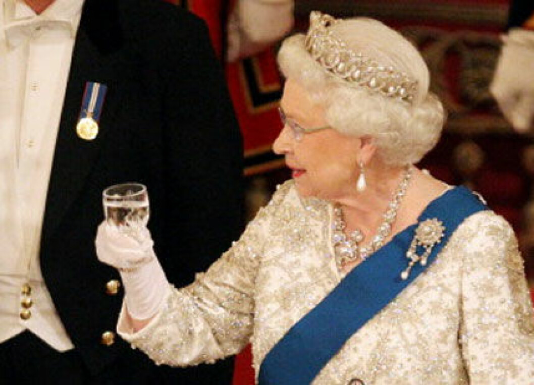 Drottning Elizabeth blev så lycklig att se lille prins George att hon bjöd sin personal på champagne