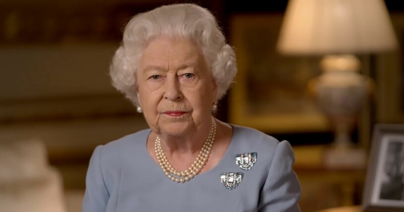 Elizabeth ska inte ha fått en begäran om filmtillåtelse – och således inte heller godkänt den. Drottning Elizabeth