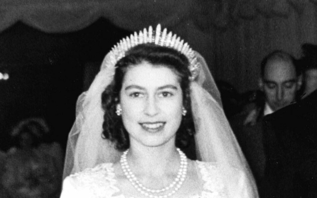 …och så här såg det ut på Elizabeth. Drottning Elizabet i sin bröllopstiara 1947.