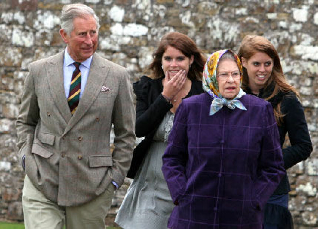 Drottning Elizabeth med prins Charles och prinsessorna Beatrice och Eugenie. Drottning Elizabeth med prins Charles och prinsessorna Beatrice och Eugenie.