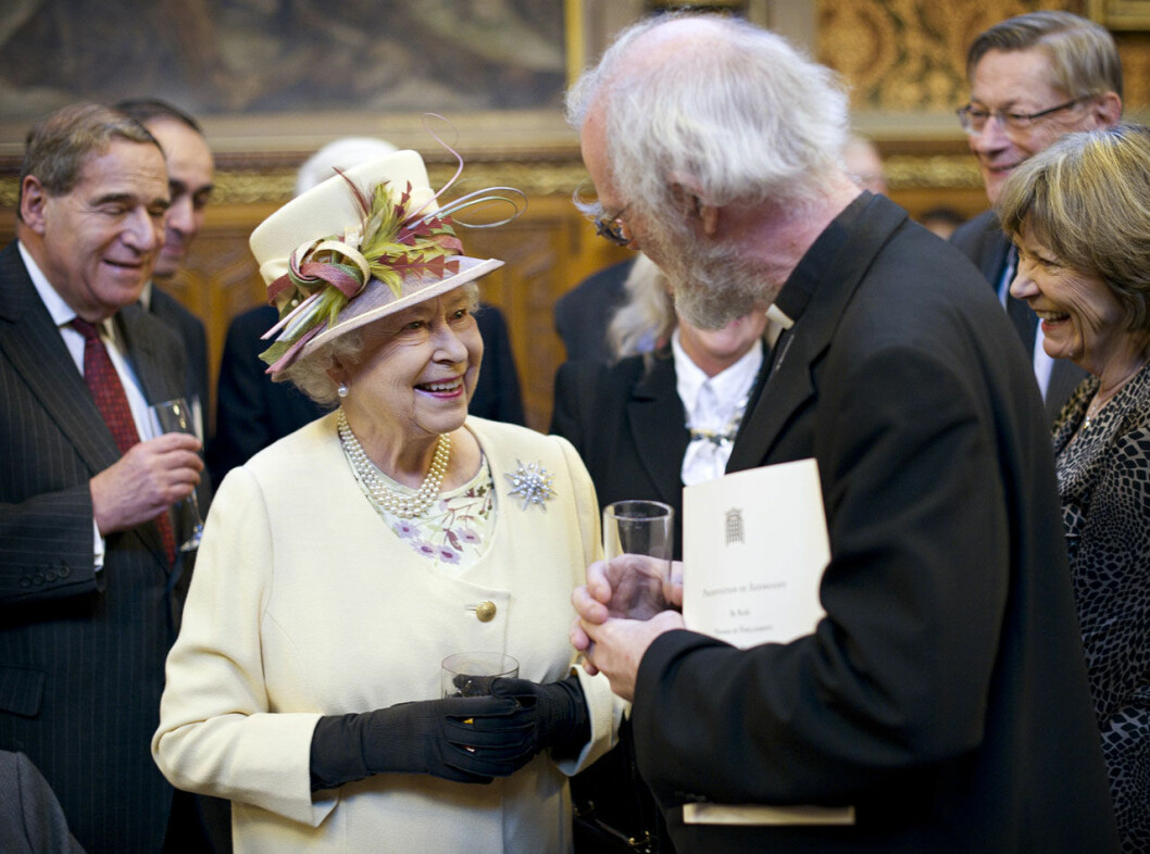 …men något läskande säger hon inte nej till. Drottning Elizabeth.