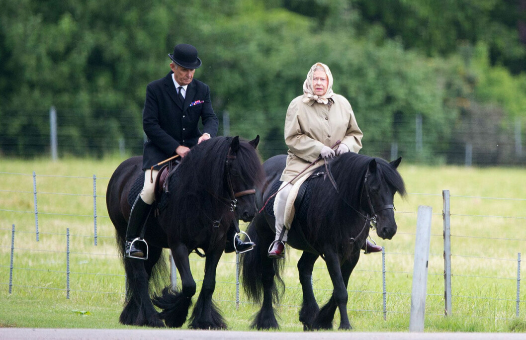 Drottningen och Terry Pendry vid ett tidigare tillfälle. Drottning Elizabeth rider på Windsor.