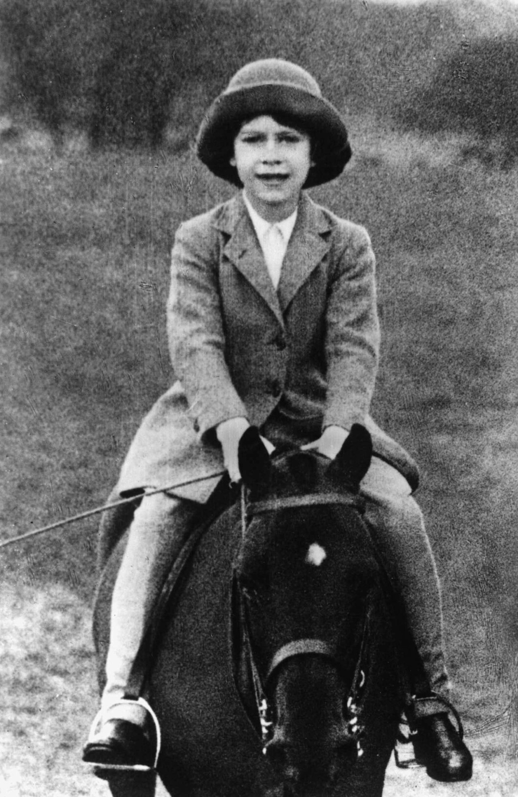 Blivande drottning Elizabeth på hästryggen år 1933. Blivande drottning Elizabeth på hästryggen år 1933.