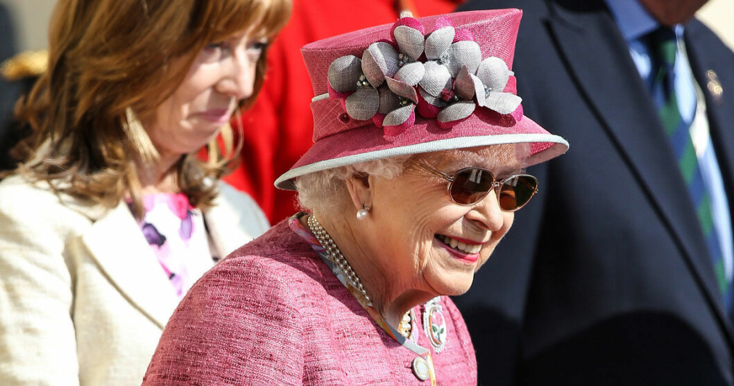 Drottningen anländer sist av kungafamiljen. Strax efter henne kommer Meghan Markle med bil. Drottningen anländer sist av kungafamiljen. Strax efter henne kommer Meghan Markle med bil.