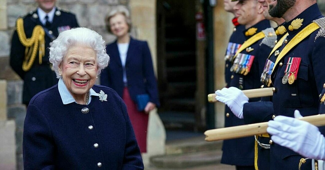 Drottning mötte det 150-årsjubilerande Royal Regiment of Canada som just nu vaktar Windsor – och charmade alla! Drottning Elizabeth med annan hårfärg