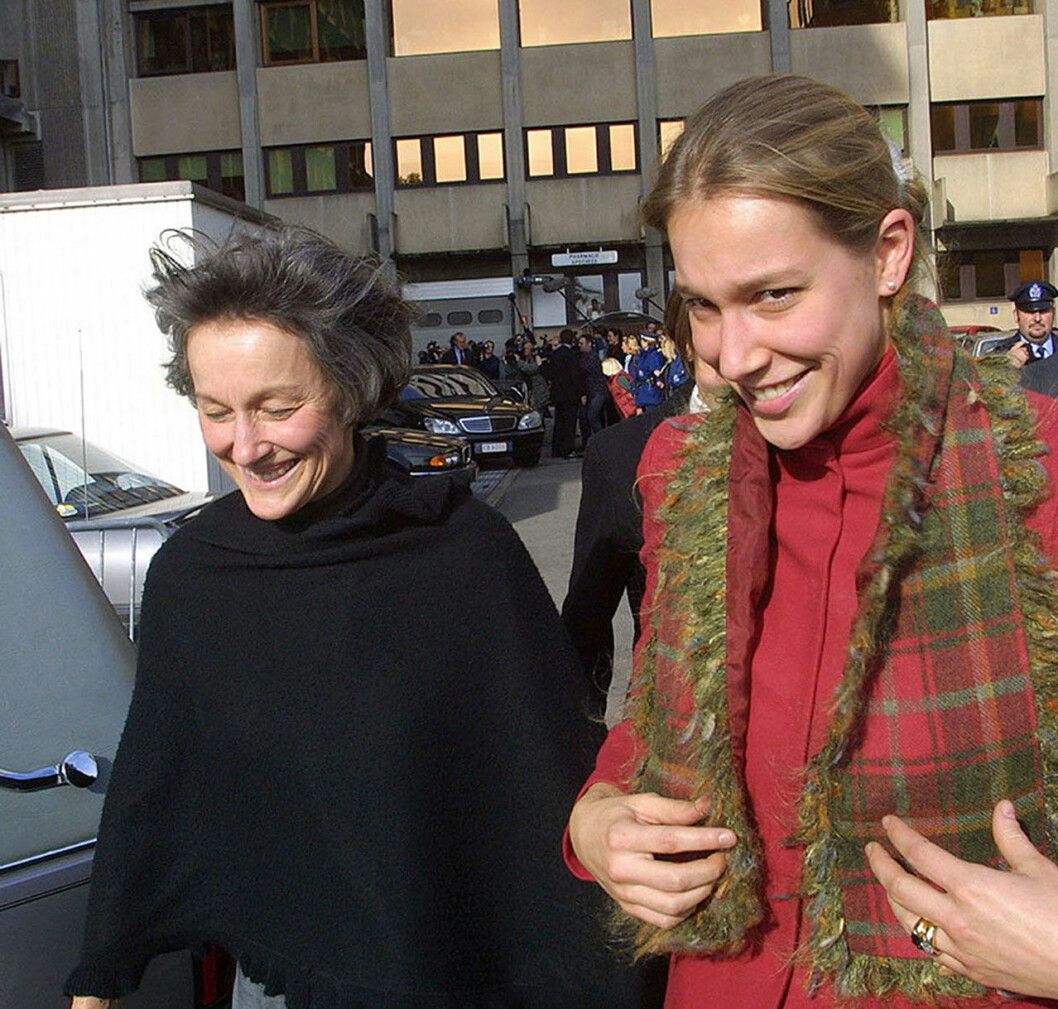 Mathildes mamma Helen d´Udekem d`Acoz , (i svart) och syster Elisabeth.