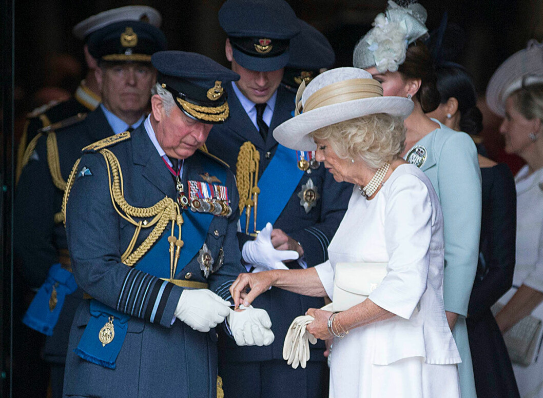 Camilla gav Charles en hjälpande hand. Camilla gav Charles en hjälpande hand.