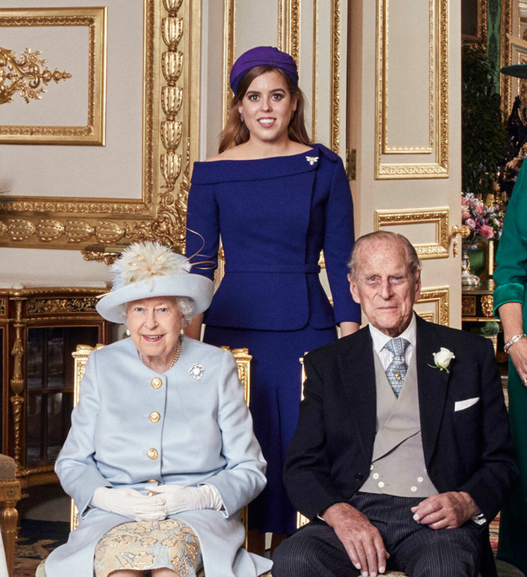 Prinsessan Beatrice med farmor Elizabeth och farfar prins Philip, som bröt sin karantän för att se henne säga ja. Prinsessan Beatrice med farmor drottning Elizabeth och farfar prins Philip.