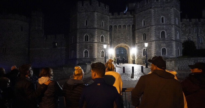 Folkmassor samlade utanför Windsor Castle efter beskedet om drottningens bortgång. Folkmassor samlade utanför Windsor Castle efter beskedet om drottning Elizabeths bortgång.