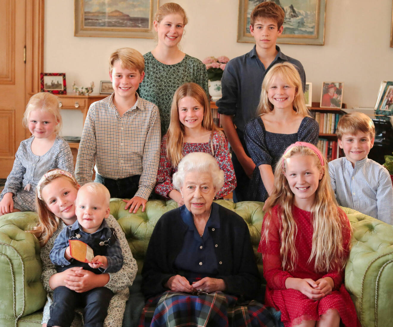Drottning Elizabeth med sina barnbasrnsbarn