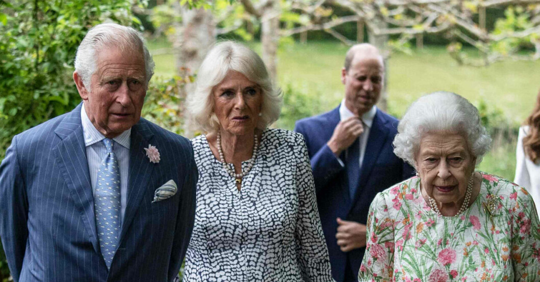 Camilla Parker-Bowles med maken prins Charles och svärmor drottning Elizabeth. Camilla Parker-Bowles och drottning Elizabeth