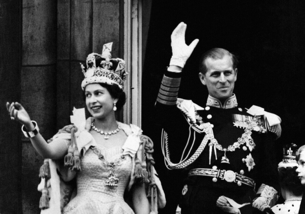 Drottning Elizabeth och prins Philip vinklar på balkongen efter hennes kröning