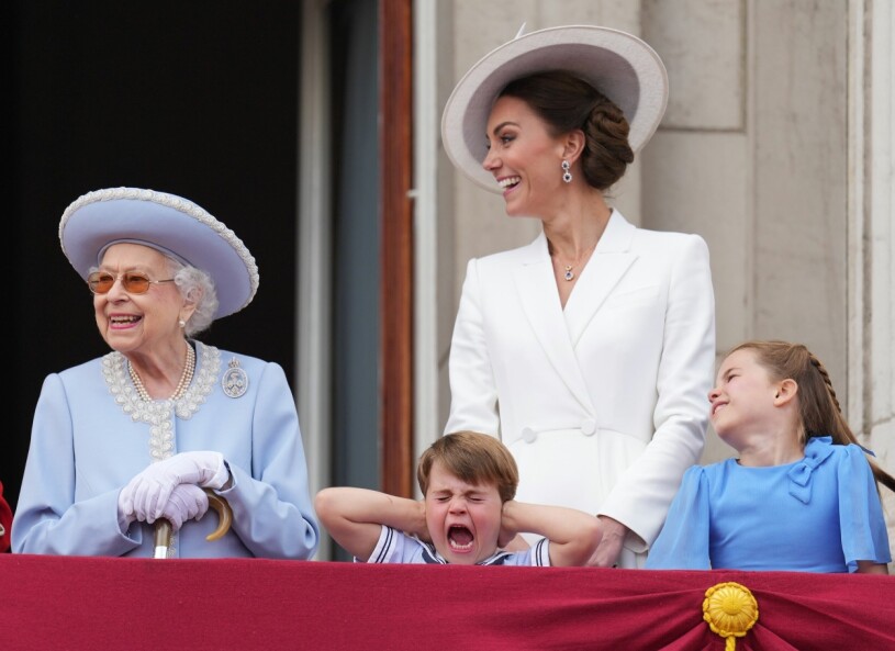 Drottning Elizabeth, prinsessan Kate, prinsessan Charlotte och prins Louis