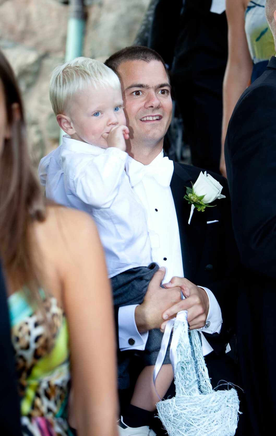 Unge Willem Dinkelspiel laddar för näbbuppdraget på pappa Peders arm. Peder Dinkelspiel