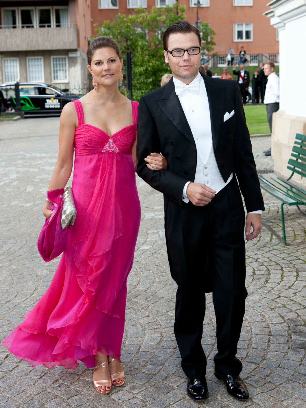 På första bröllopet som officiella par! Victoria<br>strålade i cerise chiffong. Victoria och Daniel på bröllop