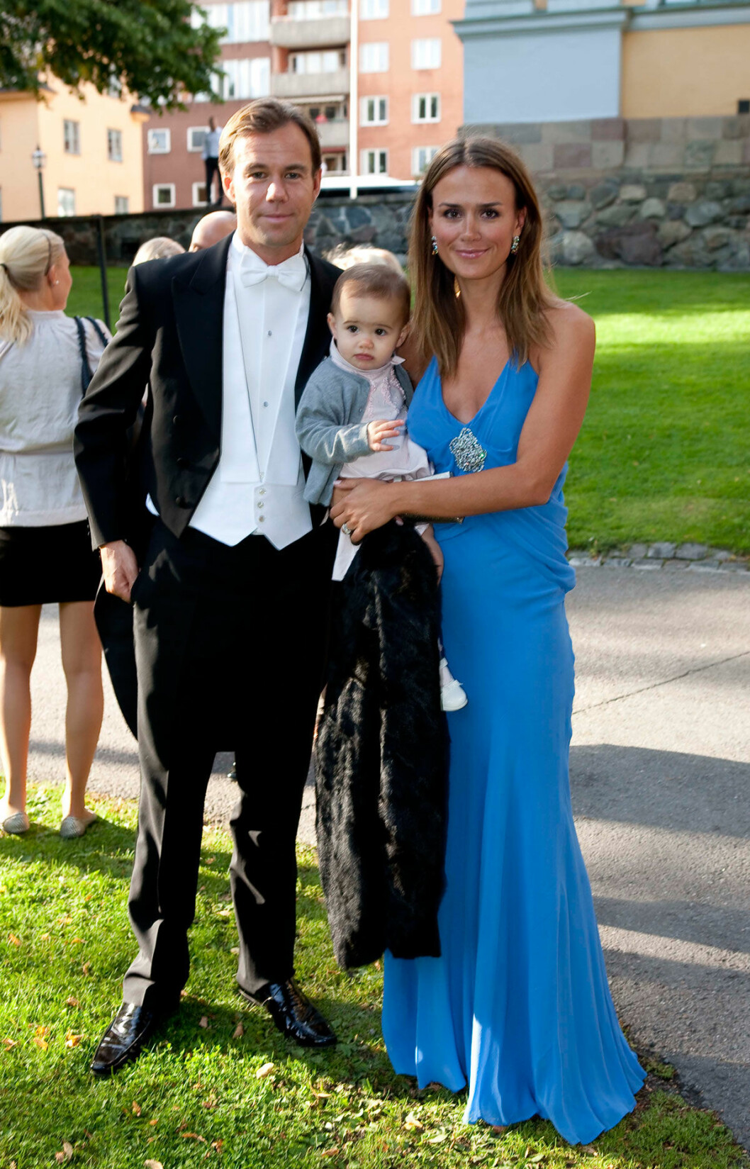 Pyttelilla brudnäbben Philippa Persson med mamma Leonie och prinsen Karl Johan Persson. Philippa Persson med mamma Leonie och prinsen Karl Johan Persson