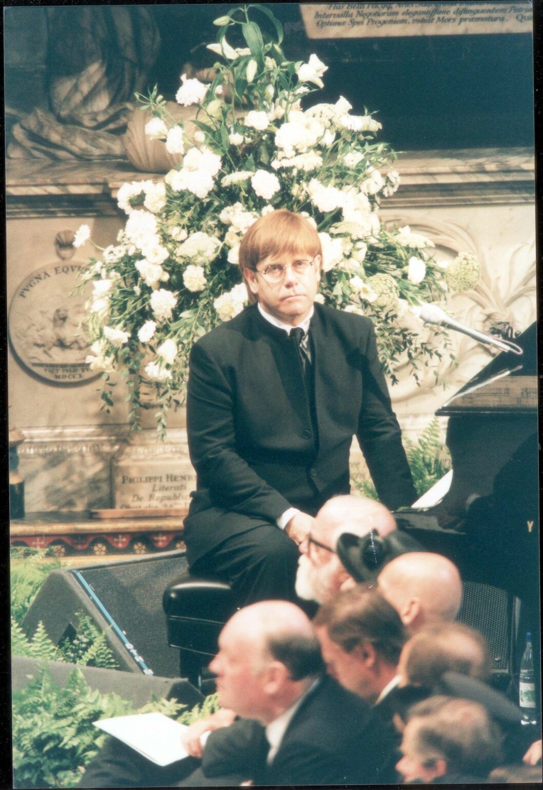 Elton John vid Dianas begravning. Elton John