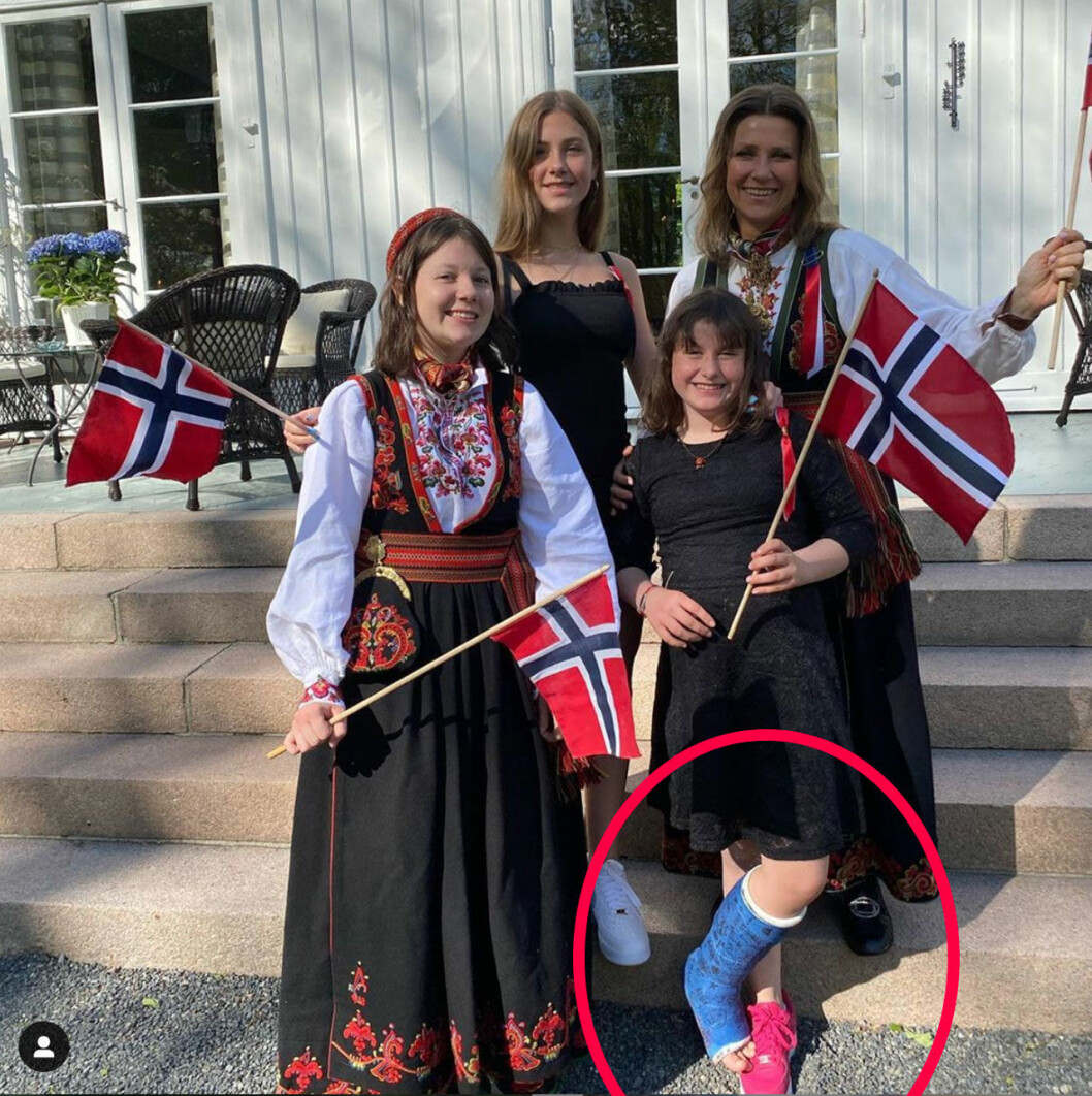 Prinsessan Märtha Louises dotter Emma Behn har foten i gips.