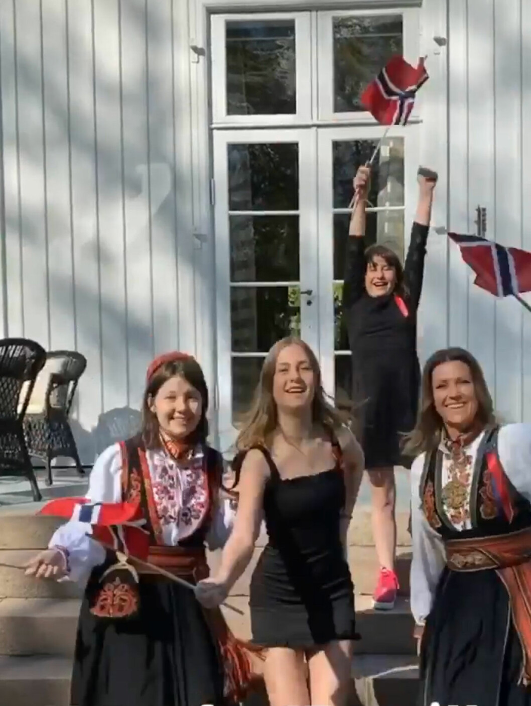 ”En dag som bjöd på många olika känslor” skriver Märtha Louise på Instagram. Prinsessan Märtha Louise med sina barn Emma, Maud och Leah på 17:e maj 2020.