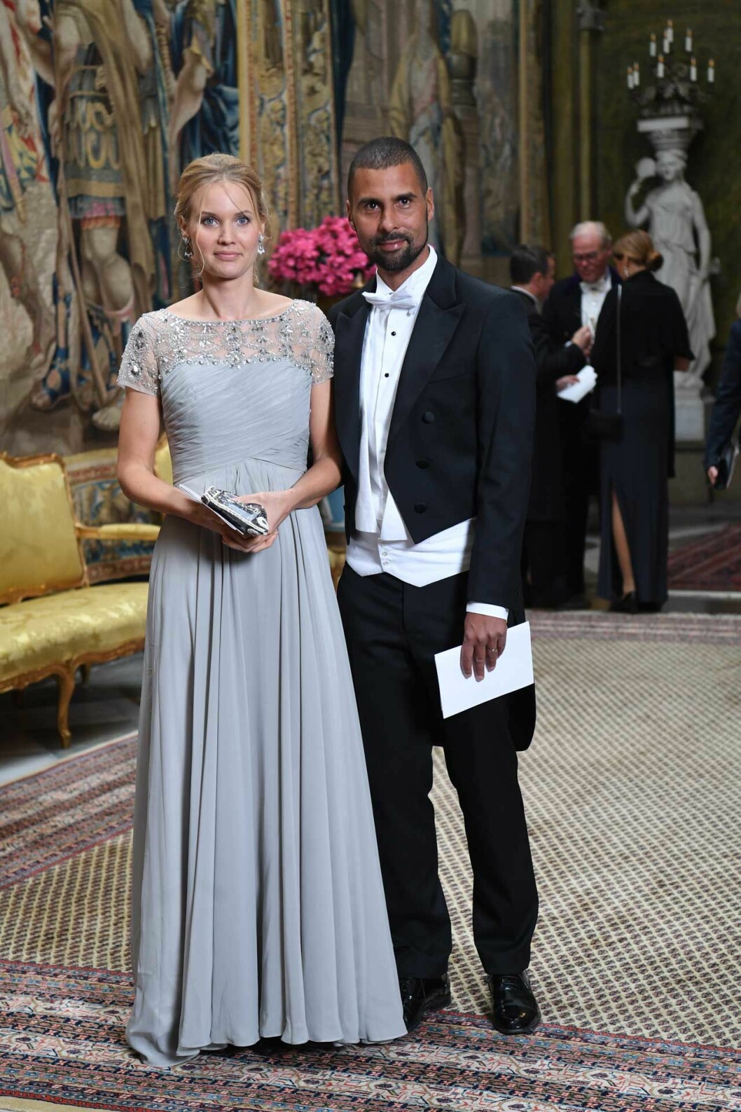 Dr. Emma Frans (Institutionen för medicinsk epidemiologi vid Karolinska institutet) och Hans Ahlberg anländer till en representationsmiddag på Stockholms slott. Dr. Emma Frans (Institutionen för medicinsk epidemiologi vid Karolinska institutet) och Hans Ahlberg anländer till en representationsmiddag på Stockholms slott.