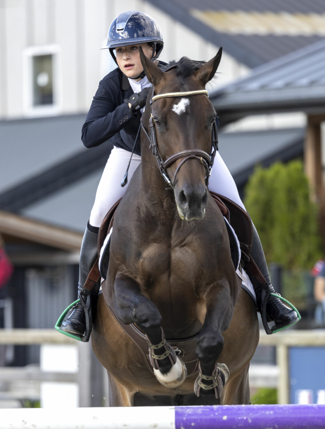 Emma Tallulah på en hästrygg