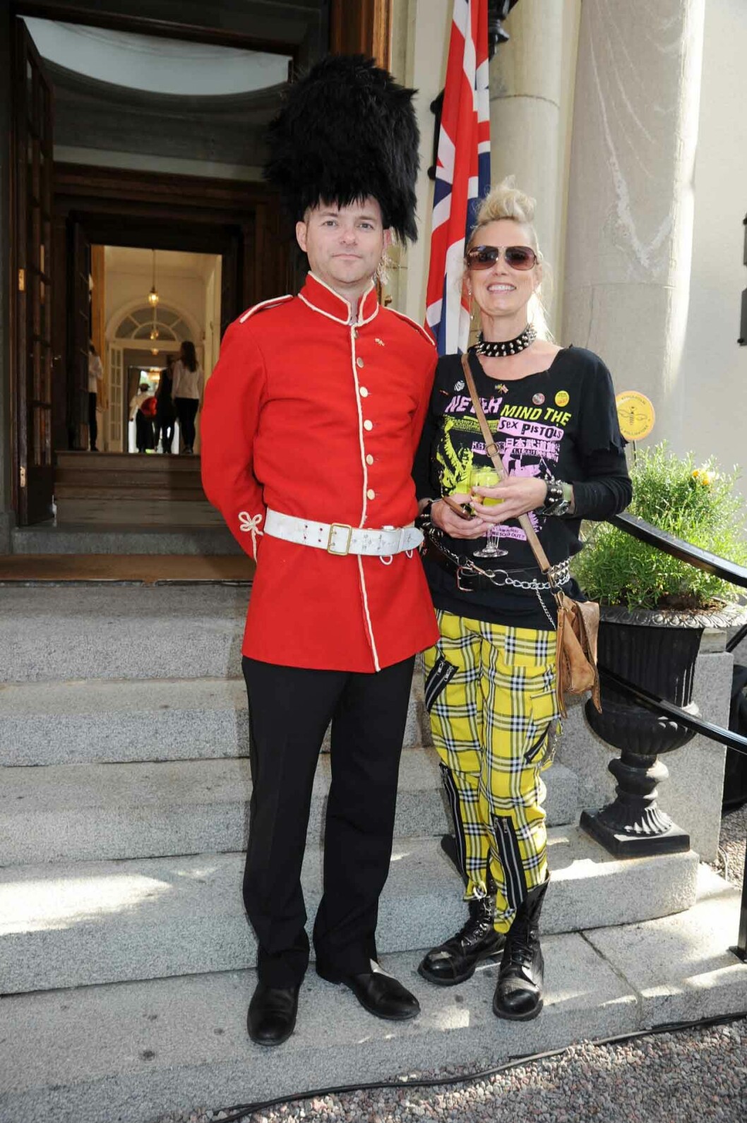 På äkta brittiskt maner kom Michael Moody och Ulrika Lemmel, båda från brittiska ambassaden.