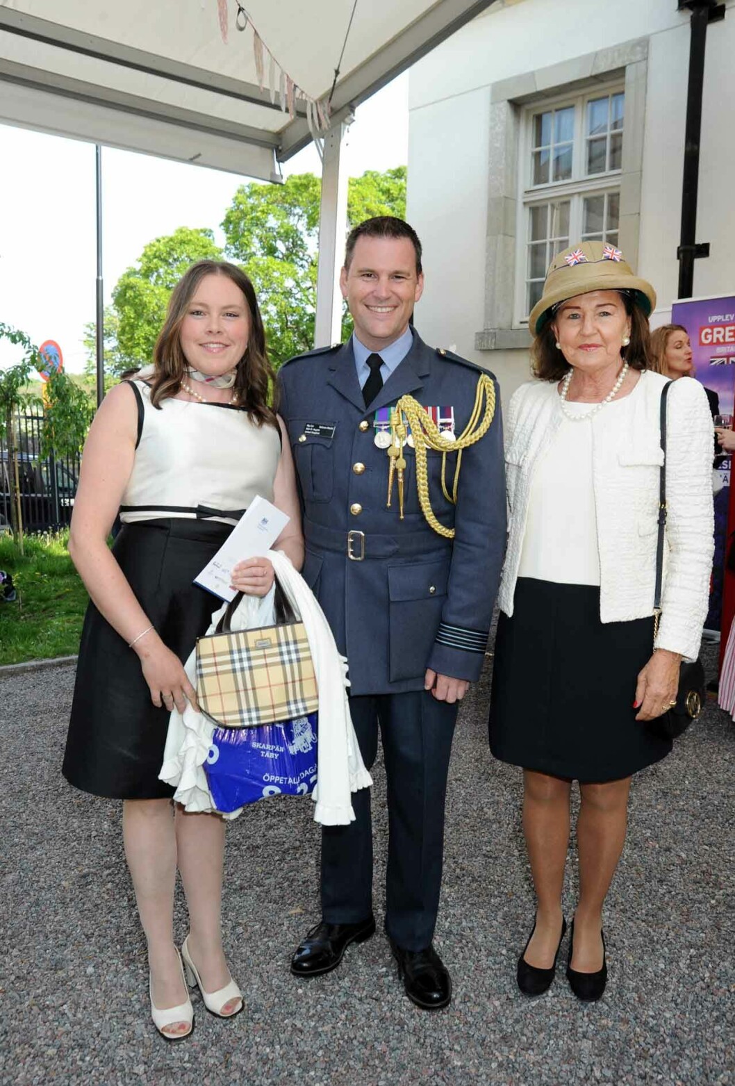 Svensk-Engelska föreningens Helene Crosfield och Alan Huyton med Mariana Klingspor.